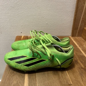 Fotbollsskor  - Fotbollsskor använda en vecka typ och en match på gräs där av att dom är lite smutsiga inget fel eller så bara de att de inte va något för mig