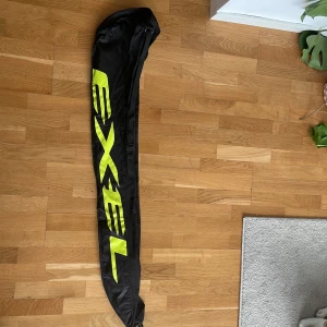 Klubbfodral Innebandy - Klubbfodral Innebandy Exel för upp till 3 klubbor i fullängd. 120 cm