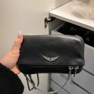 Zadig väska  - Säljer min lilla Zadig väska, jättebra kvalitet inga märken ❤️självklart är väskan äkta, skriv till mig om ni vill ha kvitto på de❤️