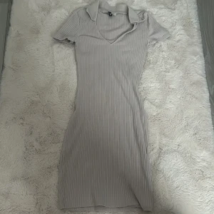 Klänning - Väldigt ful klänning i bra skick har används ett fåtal gånger men inga skador den är i en lite mörkare nyans än beige så inte helt beige ❤️