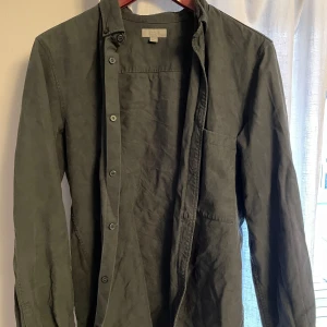 Grön skjorta - Grön overshirt shorta Storlek M Använd men hel och ren Du betalar frakt