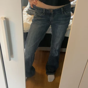 Low waist bootcut jeans - Lågmidjade jeans med bootcut från wrangler. Säljer då de är för långa på mig som är 160cm.❤️ Pris kan diskuteras. 