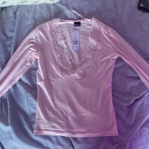 Ginatricot topp - Säljer den snygga och trendiga topp från gina tricot. Den är aldrig använd och har fortfarande lappen kvar. Pris kan diskuteras. ordinarie pris 279kr.🌸☺️