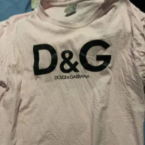 Äkta Dolce gabbana t-shirt - Säljer min Dolce Gabbana t-shirt haft i 1år men knappt använt den  Strl: XS