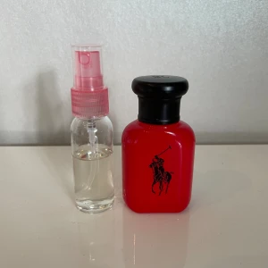 Polo Red Ralph Lauren  - Tjo, Säljer 20 ml Polo Red Ralph Lauren sample. En fräsch och fruktigt doft som passar perfekt till sommaren. Hör av dig vid minsta fundering!