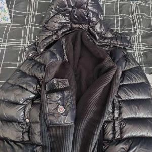 Moncler cardigan - Äkta moncler cardigan storlek M jätte bra skick som ny. Pris kan diskuderas För mer frågor skriv dm 