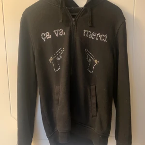 Rhinestone zip hoddie  - Säljer nu denna eftersom den är för liten, lite nopprig därför det låga priset 