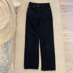 High straight leg jeans - Jag säljer ett par jeans som tyvärr saknar lapp men passar mig som har storlek 36.