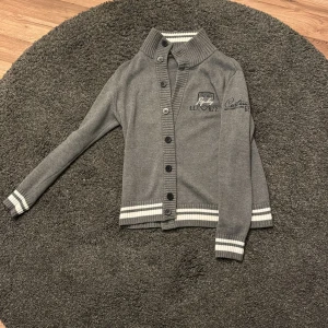 Tom Taylor Kofta - Säljer en riktigt snygg tom Taylor kofta som är i nyskick, inga fläckar eller defekter på tröjan. Endast använd fåtal gånger! 