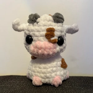 Supersöt kossa - Supersöt, virkad amigurumi ko. Virkad av mig. Ca 13 cm hög.🐮💕
