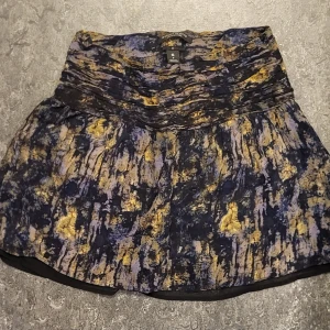 Kjol från Maison Scotch - Sparsamt använd och är i storlek 3, jag har S-M och den sitter fint på mig och är i jätte skönt och lätt material