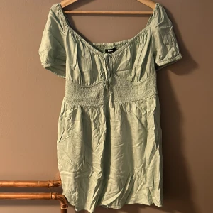 Klänning - Aldrig andvänd klänning från bikbok. Är något skrynklig ny för den lekar vikt i garderoben.