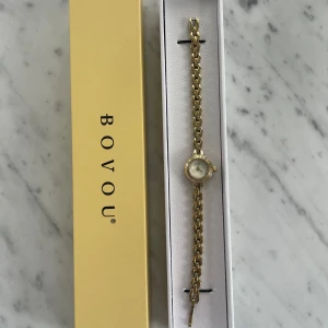 Bovou klocka - Säljer den klassiska bovou klockan i guld. Nypris 1400kr. Säljs billigt då batteriet behövs bytas och lite skavt på baksidan (se bild) men går fint att använda som ett armband☺️ Orginalkartong skickas med