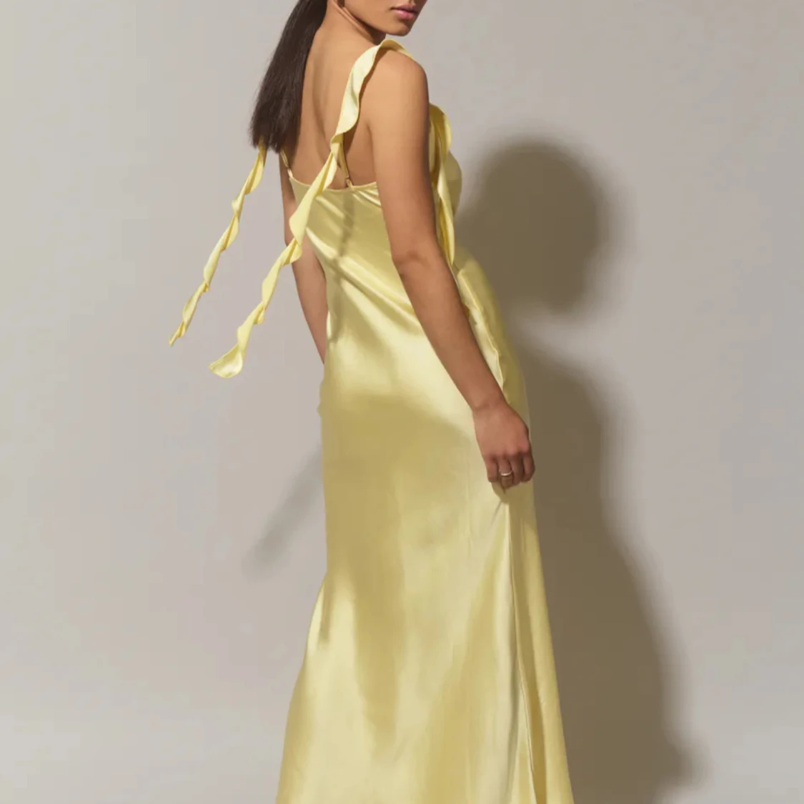 Gul satinklänning  - 91