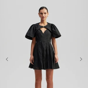 Svart klänning - Väldigt elegant och stilren klänning som är helt oanvänd och lappen finns kvar! Nypris= 2499 & mitt 1200kr! Skriv om ni vill ha mer info eller bilder❤️❤️❤️ har en likadan i vit (annan annons)