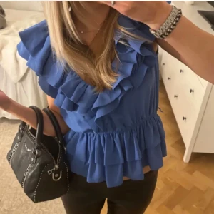 Blå slutsåld blus från H&M - !Inte mina bilder, kom privat för flera bilder!  Jag köpte den från plick för ett tag sen men har ej kommit till användning. Storlek:40 men passar mig som har S. Den är helt slutsåld.