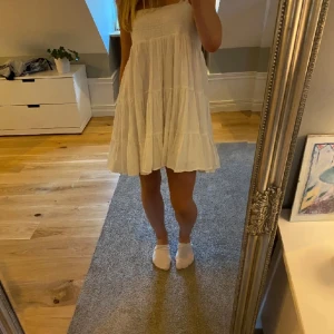 Vit klänning  - Vit klänning från zara i nyskick i storlek xs💓💓