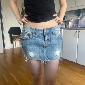 Lågmidjad jeanskjol - Säljer denna skit snygg lågmidjade jeanskjol då den var något stor på mig. Skriv privat för fler bilder eller andra frågor!💗