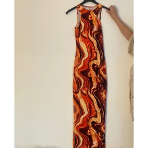 Sexig nattklänning - Sexig klänning som passar till klub och med öppning vid ryggen. Klänningen är oerhört skön på kroppen, lite stretch, framhäver kurvorna och formar en fin midja. Den e lång ner till benen, man ser bara tårna med klackar på. 