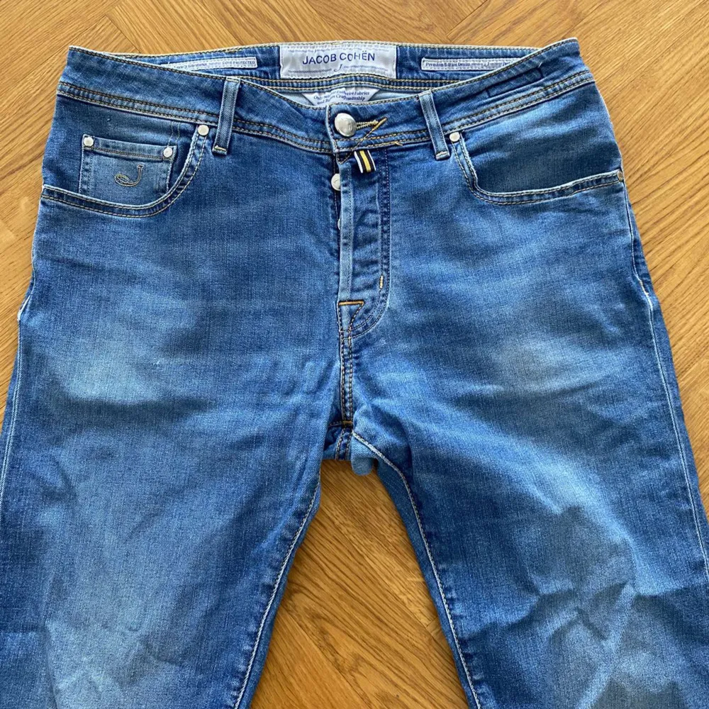 Sjukt snygga Jacob Cohën jeans i storlek 33. Väldigt fint skick utan slitage, dock är tagen lite sliten som man ser på andra bilden. Nypris ca. 5000kr. Hör gärna av dig vid frågor eller funderingar// Classy Closet . Jeans & Byxor.