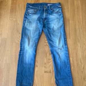  REPLAY JEANS - Bra skick ett litet hål på ena knät där av priset som han sänkas vid snabb affär. Bara att skriva för fler bilder