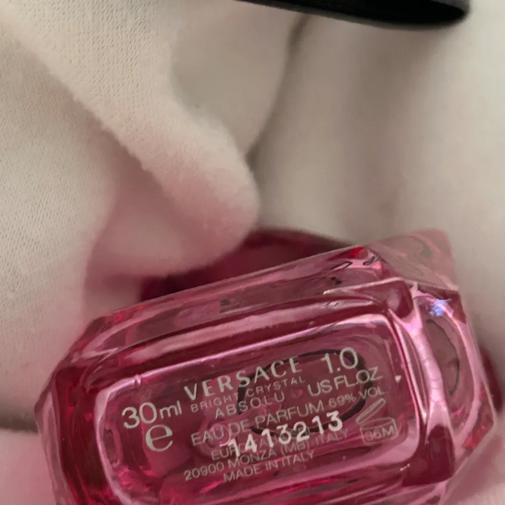 Säljer denna jättefina och underbart doftande parfym från Versace. Säljes då jag inte använder parfym tillräckligt ofta, tänker att den kan få göra nytta för någon annan istället :)  Bright Crystal Absolu EdP . Parfym.