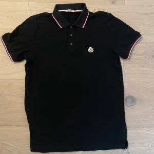 Moncler piké - Riktigt snygg moncler piké riktigt fet till sommarn💯💯🔥🔥Inte säker på att den är äkta han jag köpte den av sa att den var äkta och jag fick kvitto men är inte helt 100 på att den är äkta.