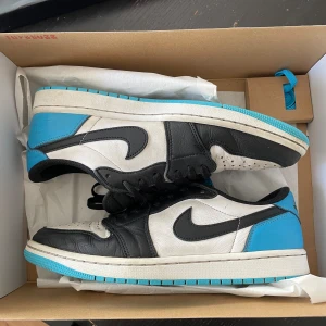 Jordan 1 low - Slitna men har mycket kvar att ge  !!ÄKTA!!  Kvitto finns Extra snören tillkommer