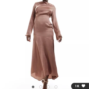 Festklänning!  - Helt ny med prislapp kvar, helt oanvänd. 