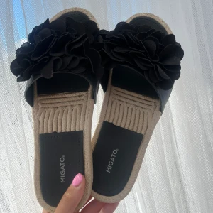 Tofflor/sandaler - Suuuuperfina!! Tofflor med blomdetaljer🌸vill se om intresse finns annars kanske jag behåller dom själv. Köpta i Grekland 