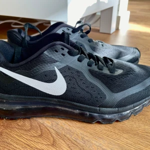 Nike Air Max 2013, unisex, 40 - Snygga Nike Air Max löparskor i svart, unisex i storlek 40. Perfekt för träning eller vardagsbruk. Skorna är i nyskick.  Skorna kommer från ett djur- och rökfritt hem. Skorna har inga skador.