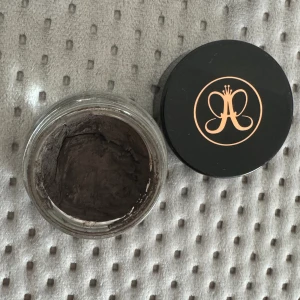 Anastasia Dipbrow - Anastasia Dipbrow i färgen ”chocolate”, knappt använd. Säljer flera färger med olika mycket kvar till olika priser beroende på mängd pga jag inte använder längre. 