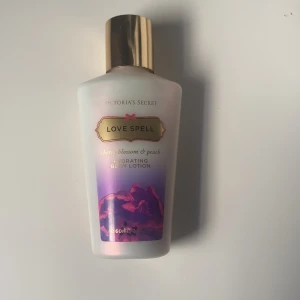 Victoria secret bodylotion  - Victoria secret love spell bodylotion helt oanvänd säljer en likadan parfym som också är helt oanvänd pris kan diskuteras.