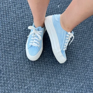 Zara denim skor  - Säljer dessa jätte populära zara sneakers. Jätte bra skick. Säljs inte längre och går inte att få tag i. Väldigt sköna och luftiga. Sulan är väldigt mjuk och skön. Storlek 40 . Skriv vid frågor/funderingar elelr om du vill ha fler bilder!❤️