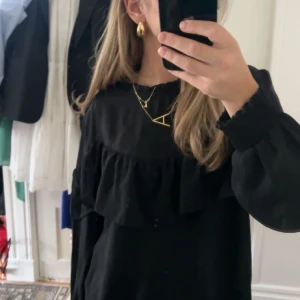 svart blus - svart blus som tyvärr är lite för stor❤️ skulle säga att den motsvarar storlek s/m