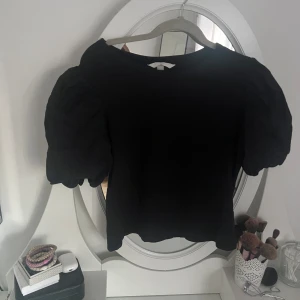 Svart topp - Svart festtopp med puffärmar💕 använd endast gång  Kontakta vid frågor💋