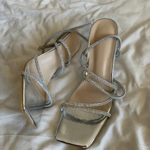 Klackar  - Silvriga klackar, perfekt skick, storlek 37 men skulle passa 36 och även små 38, kan diskutera pris!