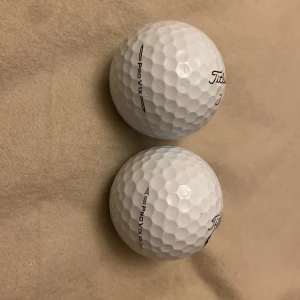 Två Titleist PRO V1x golf bollar - Skick 8,5 av 10 men kommer tvätta dem till unge får ksk 9,5/10. Och dessa bollar är båda ganska svåra att få tag i men också väldigt bra bollar.