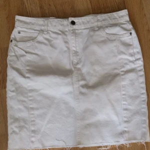 vit jeanskjol - Vit jeanskjol med snygga detaljer från Lindex. Storlek 40. Nästintill oanvända. Hämtning, annars betalas frakt av köparen. Bara att skriva vid frågor eller bud! 🌻 
