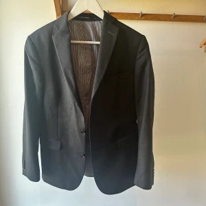 Oscar Jacobsson kavaj - Oscar Jacobsson kavaj. Storlek M. Modellen på bilden är 183 cm och väger 72 kg. Använt skick - finns en defekt, lite nopprig framsida höger. Pris 199.