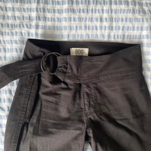 lågmidjade jeans - Lågmidjade jeans från Urban outfiters. Använda fåtal gånger, storlek M med flare💖lite slitna längst ner på benet!