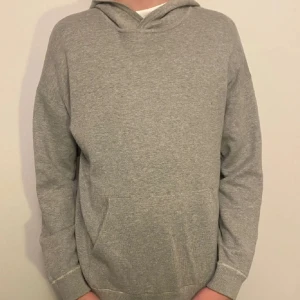Massimo dutti hoodie - Massimo dutti hoodie | skick 9/10 | säljes pga att storleken inte passar mig | vid minsta fundering hör av dig! | Nypris 1000 | mvh Sthlm resell