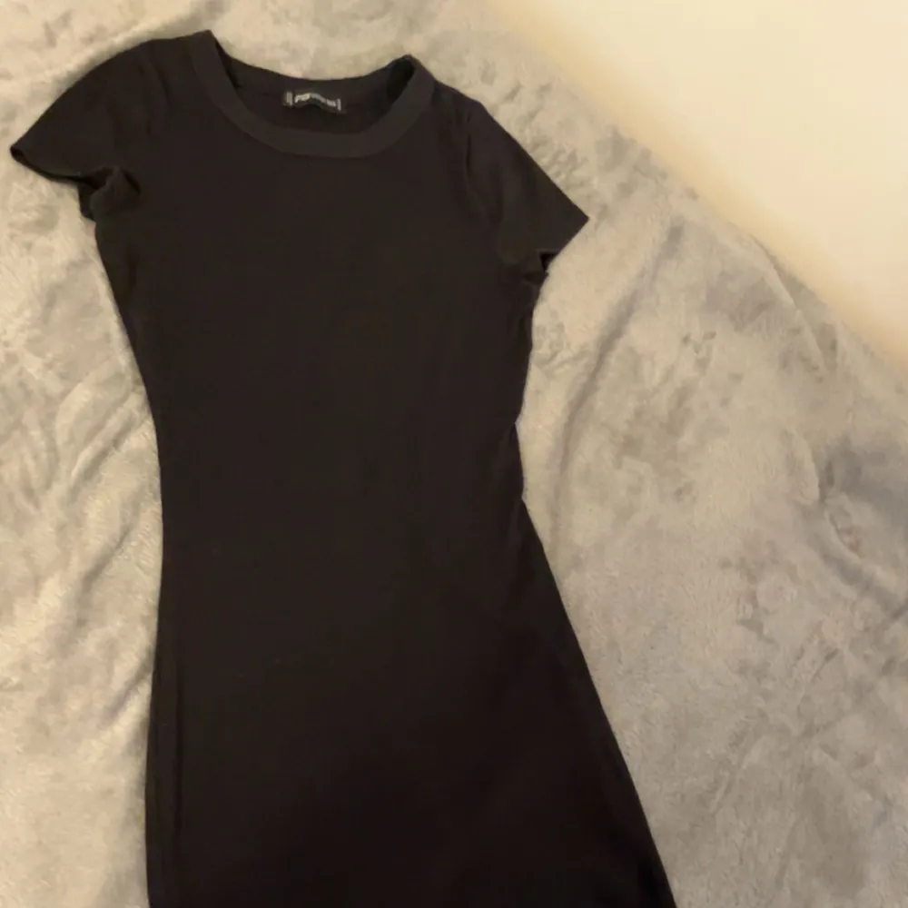 En svart basic kort klänning. Jätte söt nu till sommaren, men jag säljer den för den är för kort för min smak. Sitter jätte fint i midjan!!💗. Klänningar.