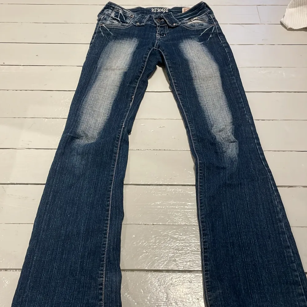 Jättecoola jeans från new age men liknar crazy age. Lågmidjade och utsvänga. Midjemått: 34 cm med stretch och innerben: 79cm. Dragkedja trasig!!!! . Jeans & Byxor.