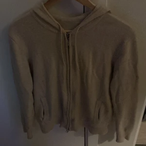 Ahlquist clothing Kashmir zip hoodie - AHLQUIST CLOTHING Kashmir zip hoodie | bra skick | använts ett par gånger | inga fläckar eller liknande | har ni frågor så är det bara att skicka👍👕