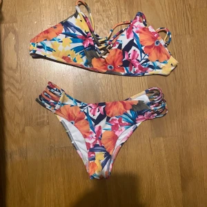 Bikini - Använt flertal gånger.  Pris: 115kr  Kan sälja separata delar för 60kr st  