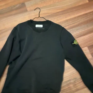 Tröja  - Stone Island tröja, köpt på nk för 2 år sedan, cond 8/10