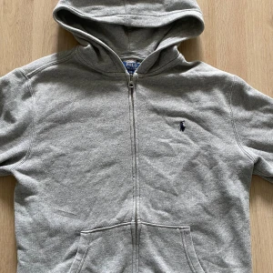 Ralph Lauren zip hoodie  - Säljer nu min Ralph Lauren zip hoodie eftersom att den är aldeles för lite för mig. Tröjan har inga defekter jättebra skick. Tröjan är i Storlek S men passar en lite mindre medium. Hör av er vid frågor 👍