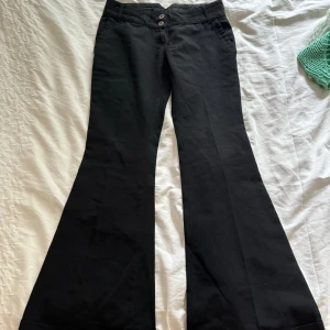 Lågmidjade kostymbyxor  - Otrolig passform!!!!! Det står 36 på lappen men skulle mer säga 34 då de är ganska små i midjan