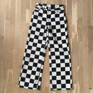 Checkered Jeans från Monki. Små fläckar här och där så sätter lågt pris. Annars mkt bra skick <3  högmidjade och straight fit. Riktigt feta. Mått: midja~72cm, längd-106cm. Puss!